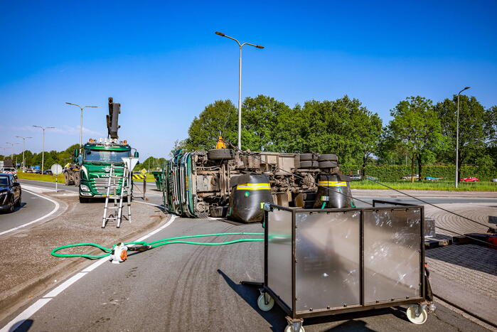 Vrachtwagen kantelt op rotonde