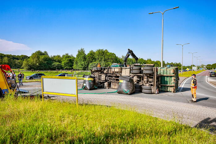 Vrachtwagen kantelt op rotonde