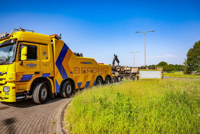 Vrachtwagen kantelt op rotonde