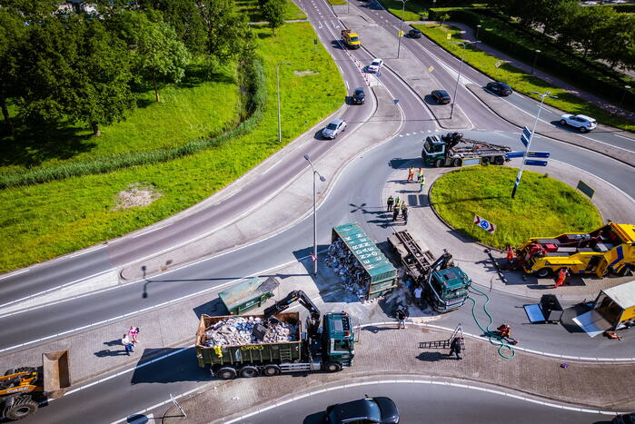 Vrachtwagen kantelt op rotonde