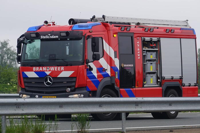 Auto vliegt al rijdend in brand