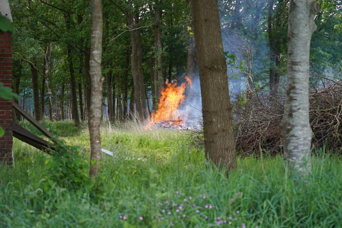 Meerdere brandhaarden rondom boerderij