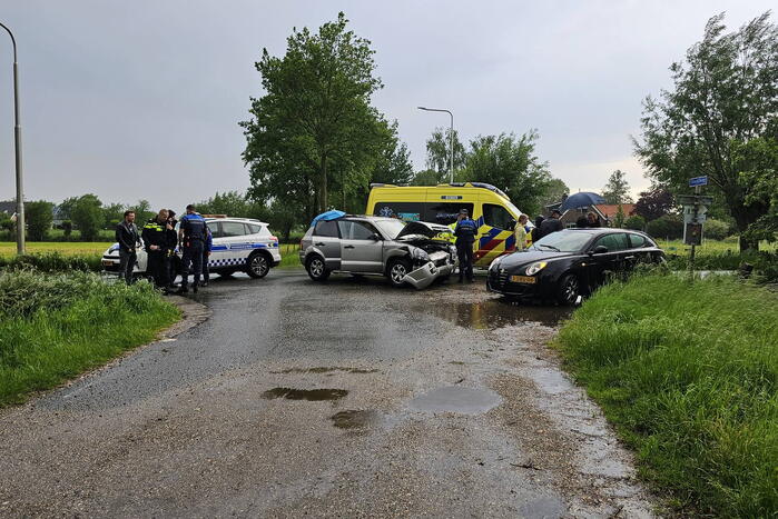 Schade na botsing tussen auto's op kruising