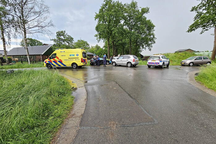 Schade na botsing tussen auto's op kruising