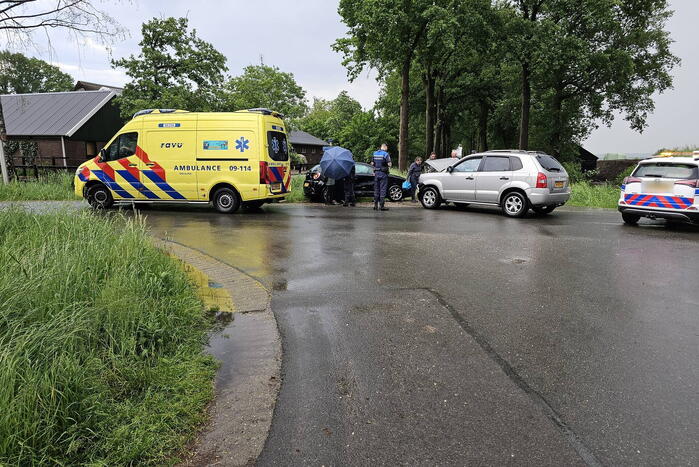 Schade na botsing tussen auto's op kruising