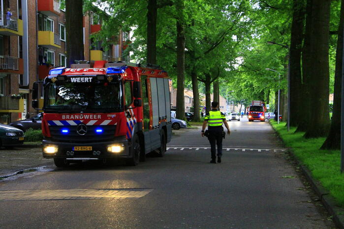 Brandweer blust brand in flat