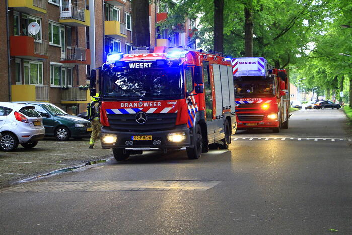 Brandweer blust brand in flat