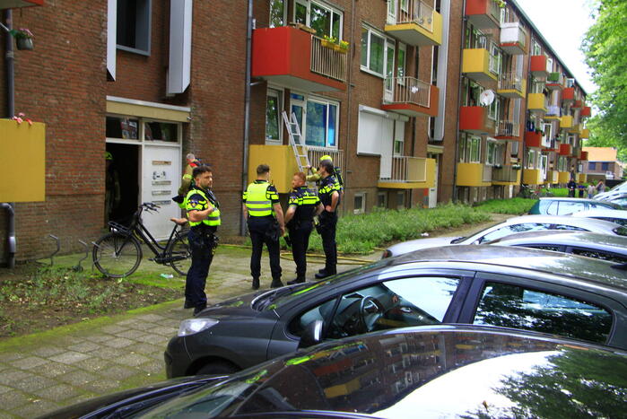 Brandweer blust brand in flat