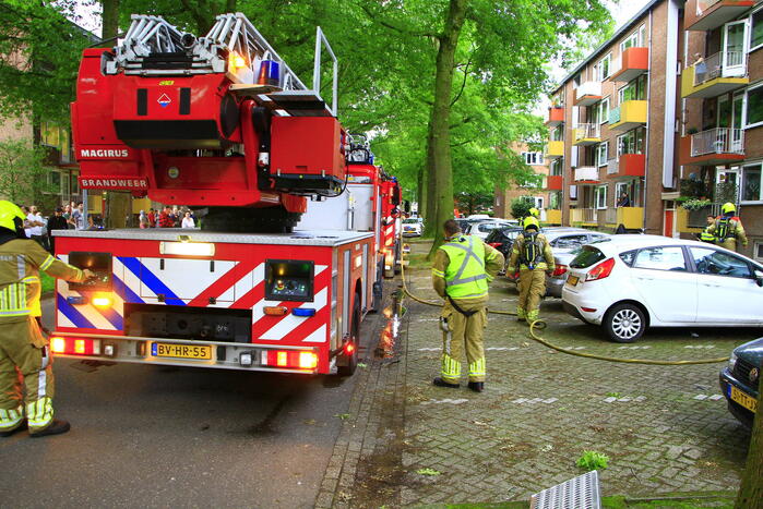 Brandweer blust brand in flat