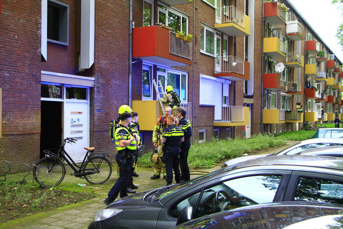 Brandweer blust brand in flat