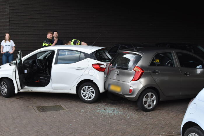 Twee voertuigen botsen op parkeerplaats