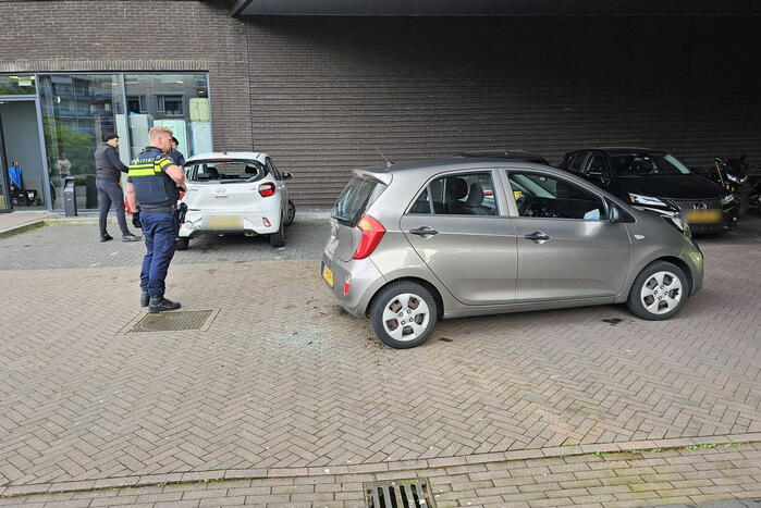 Twee voertuigen botsen op parkeerplaats