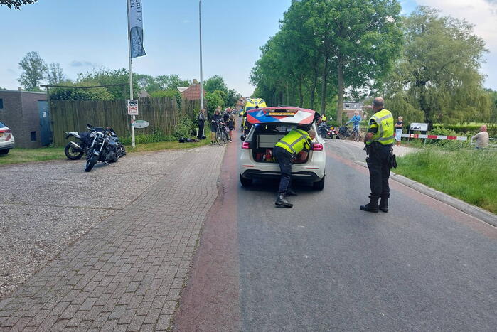 Motorrijdster gewond na val door botsing