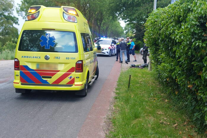 Motorrijdster gewond na val door botsing