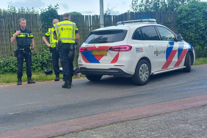 Motorrijdster gewond na val door botsing