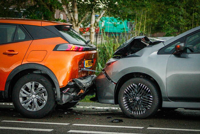 Auto flink beschadigd door kop-staartbotsing