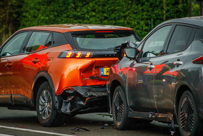 Auto flink beschadigd door kop-staartbotsing