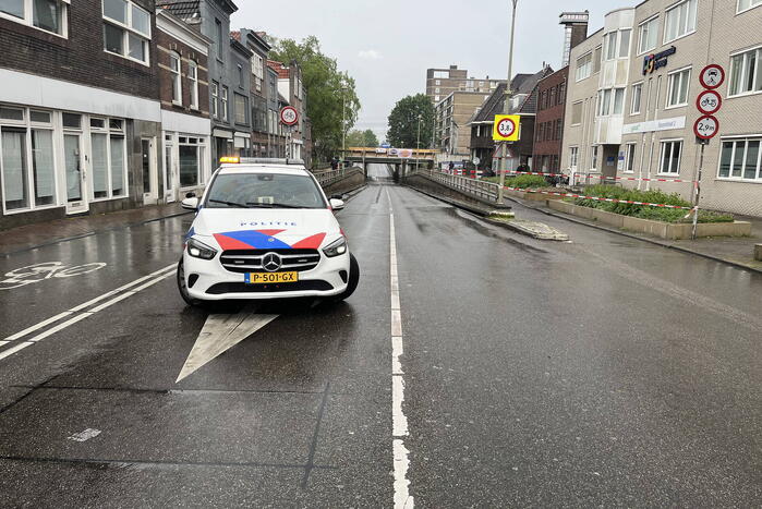 Auto defect door ondergelopen tunnel tijdens enorme regenval