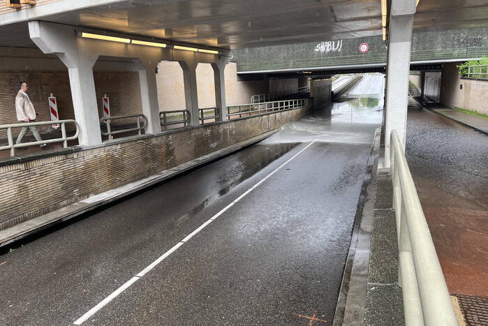 Auto defect door ondergelopen tunnel tijdens enorme regenval