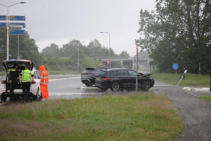 Enorme schade na frontale botsing op kruising