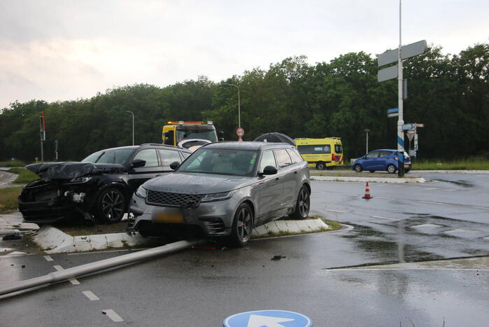 Enorme schade na frontale botsing op kruising