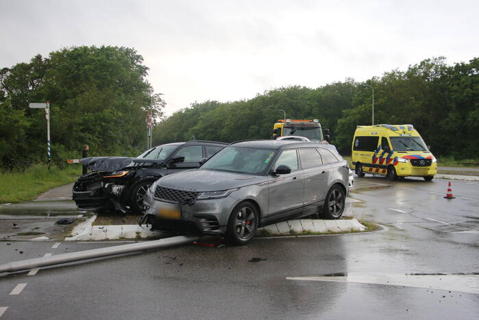 Enorme schade na frontale botsing op kruising