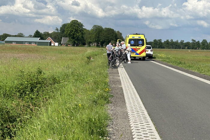 Oudere fietser belandt in sloot en raakt gewond