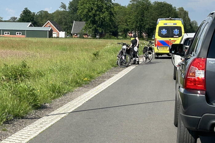 Oudere fietser belandt in sloot en raakt gewond