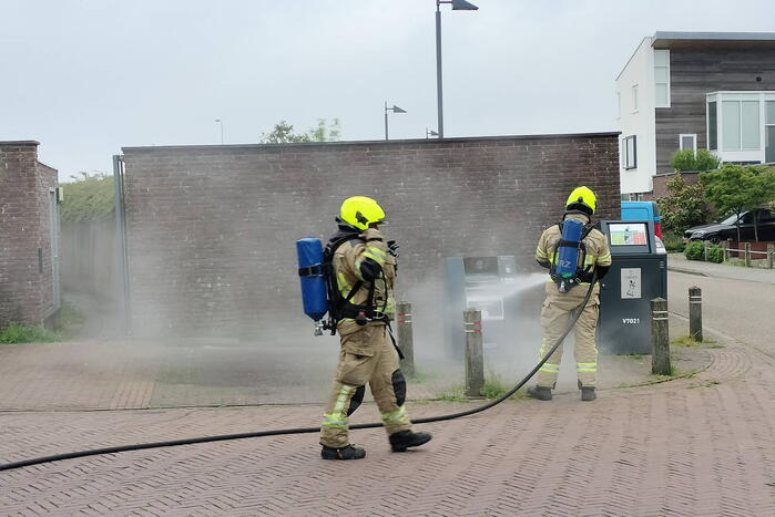 Brandweer dooft brand in ondergrondse vuilcontainer