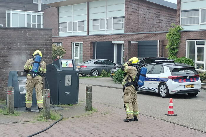 Brandweer dooft brand in ondergrondse vuilcontainer