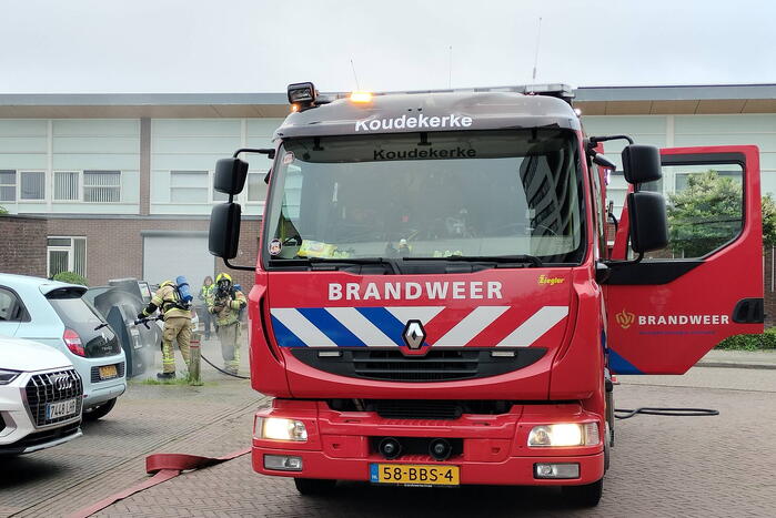 Brandweer dooft brand in ondergrondse vuilcontainer