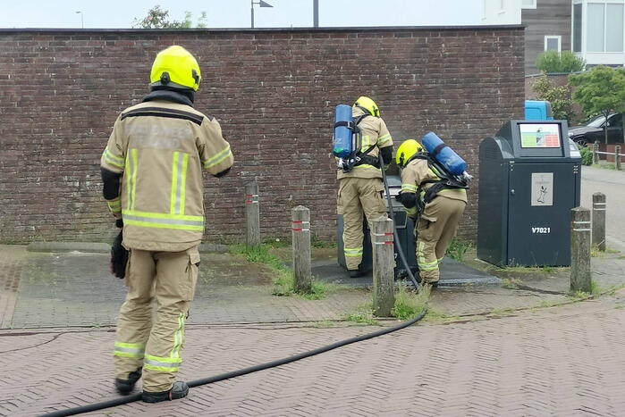 Brandweer dooft brand in ondergrondse vuilcontainer