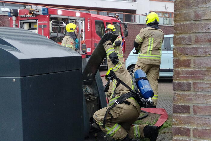 Brandweer dooft brand in ondergrondse vuilcontainer