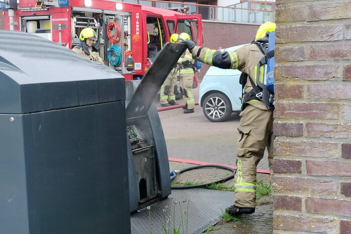 Brandweer dooft brand in ondergrondse vuilcontainer