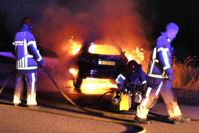 Auto brandt volledig uit