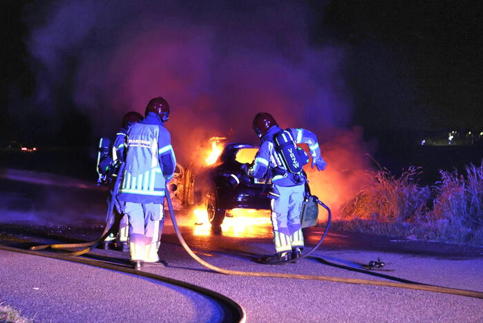 Auto brandt volledig uit