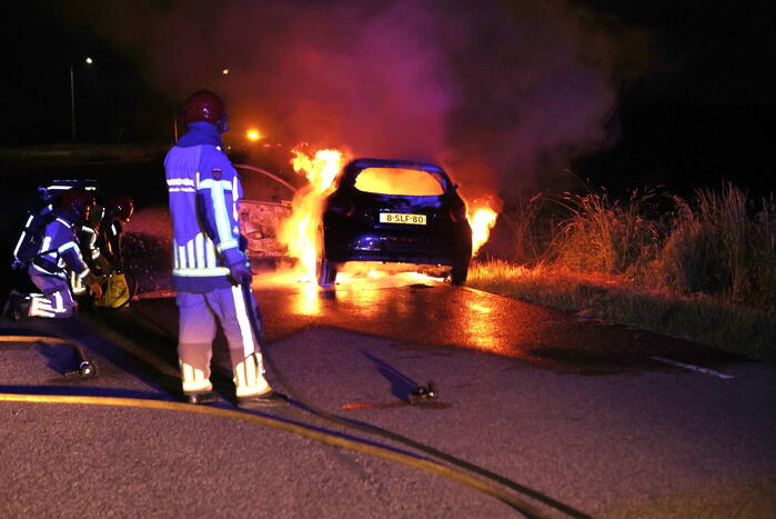 Auto brandt volledig uit