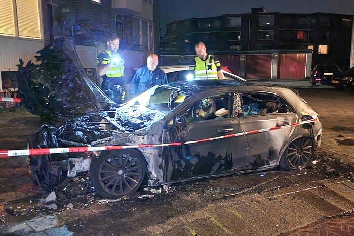 Auto volledig verwoest door felle brand