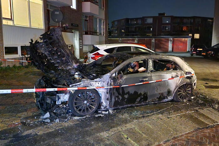 Auto volledig verwoest door felle brand