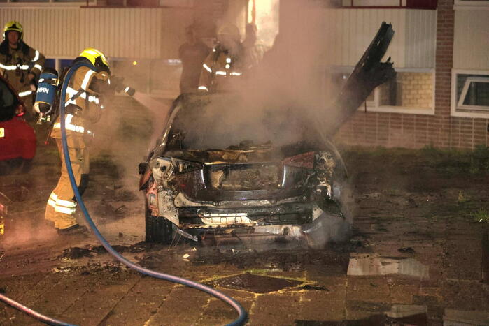 Auto volledig verwoest door felle brand