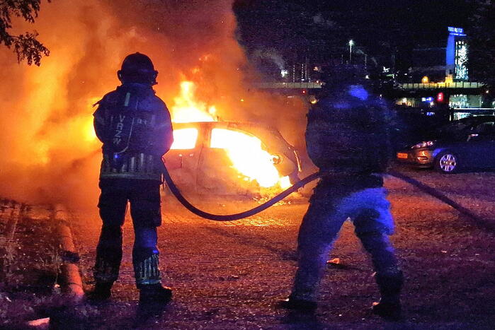 Auto volledig verwoest door felle brand