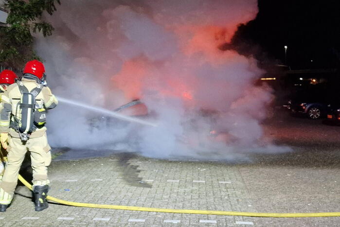 Auto volledig verwoest door felle brand