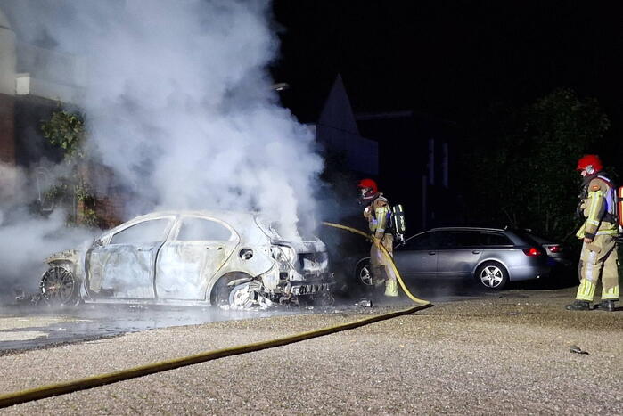 Auto volledig verwoest door felle brand