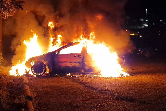 Auto volledig verwoest door felle brand