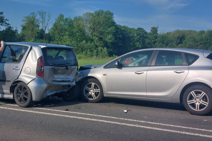 Schade bij ongeval tussen drie voertuigen