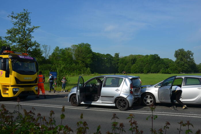 Schade bij ongeval tussen drie voertuigen