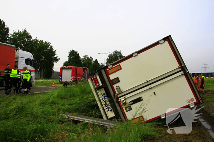 Vrachtwagen op zijn kant in sloot