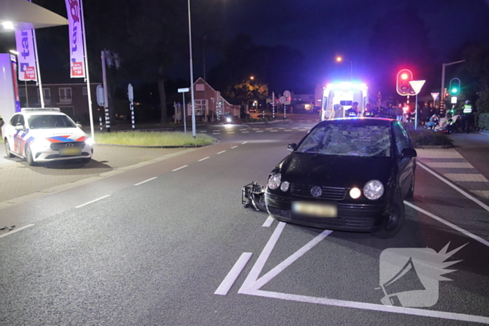 Fietser zwaargewond bij aanrijding met twee auto's