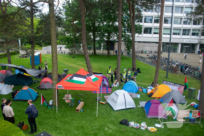 Studenten richten tentenkamp in tegen banden met Israël