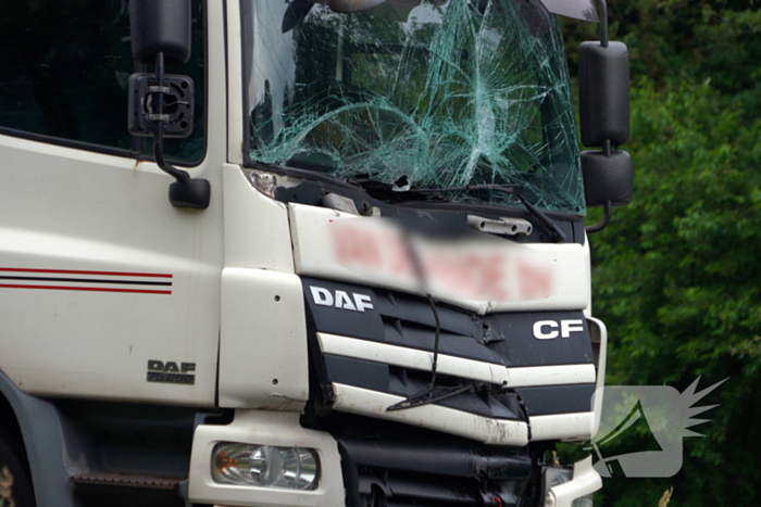 Vrachtwagens betrokken bij ongeval met auto en bestelbus